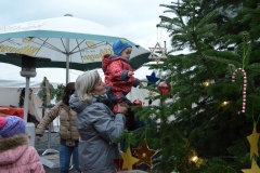 Weihnachtsbaum schmücken 2